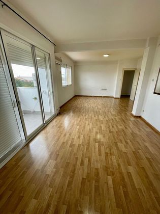 Foto 2 de Alquiler de piso en Las Huertas - San Pablo de 4 habitaciones con terraza y muebles