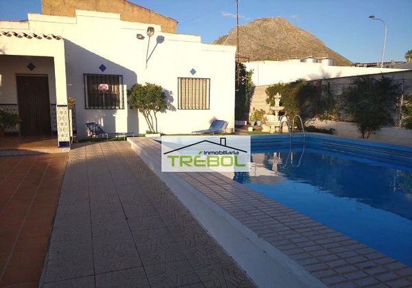 Foto 2 de Casa rural en venda a Martos de 2 habitacions amb terrassa i piscina