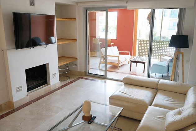 Foto 2 de Piso en venta en avenida De la Marina de 3 habitaciones con terraza y piscina
