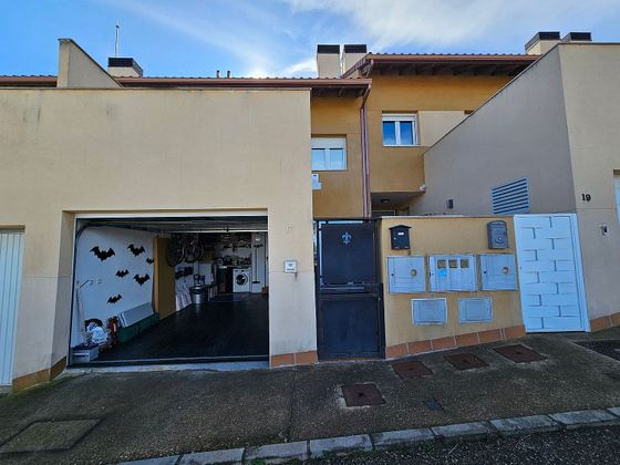 Foto 2 de Casa adossada en venda a Valdefresno de 3 habitacions amb terrassa i garatge