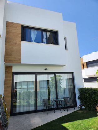Foto 2 de Alquiler de casa en Los Naranjos - Las Brisas de 3 habitaciones con terraza y jardín