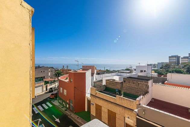 Foto 1 de Venta de casa adosada en calle Ochilla de 5 habitaciones con terraza y balcón