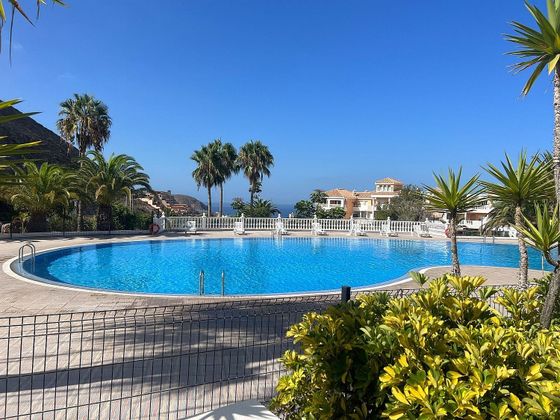 Foto 1 de Alquiler de ático en Los Cristianos - Playa de las Américas de 2 habitaciones con terraza y piscina