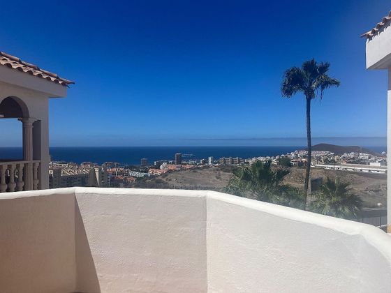 Foto 2 de Alquiler de ático en Los Cristianos - Playa de las Américas de 2 habitaciones con terraza y piscina
