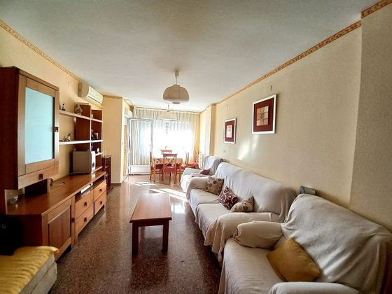 Foto 2 de Pis en venda a Centro - Torrevieja de 4 habitacions amb garatge i balcó