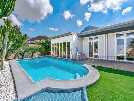 Foto 1 de Xalet en venda a Costa Adeje de 4 habitacions amb terrassa i piscina