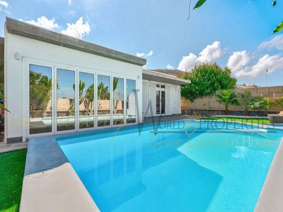 Foto 2 de Venta de chalet en Costa Adeje de 4 habitaciones con terraza y piscina