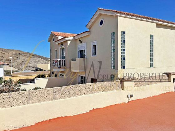 Foto 2 de Venta de casa en El Médano de 3 habitaciones con terraza y garaje