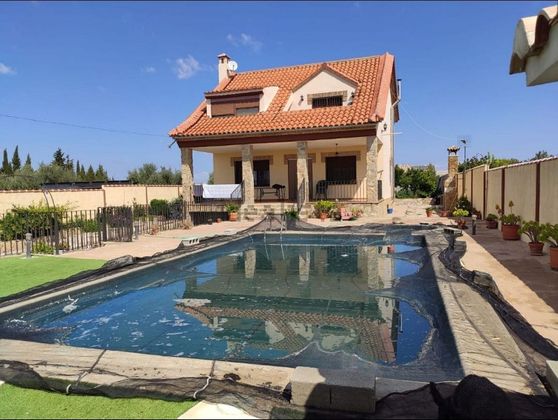 Foto 1 de Venta de chalet en Baeza de 4 habitaciones con terraza y piscina
