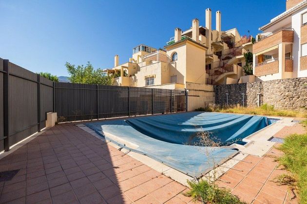 Foto 1 de Venta de piso en Cenes de la Vega de 2 habitaciones con terraza y piscina