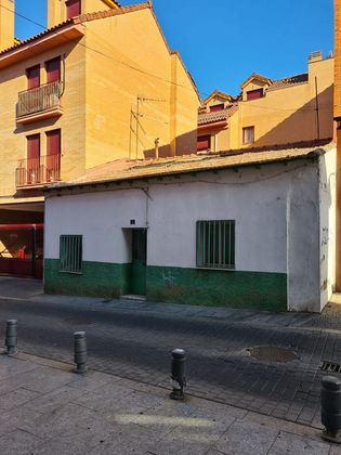 Foto 2 de Casa en venda a calle Bilbao de 5 habitacions amb jardí