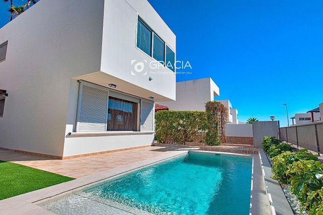 Foto 2 de Casa en venda a Chayofa - Las Camellas de 3 habitacions amb terrassa i piscina