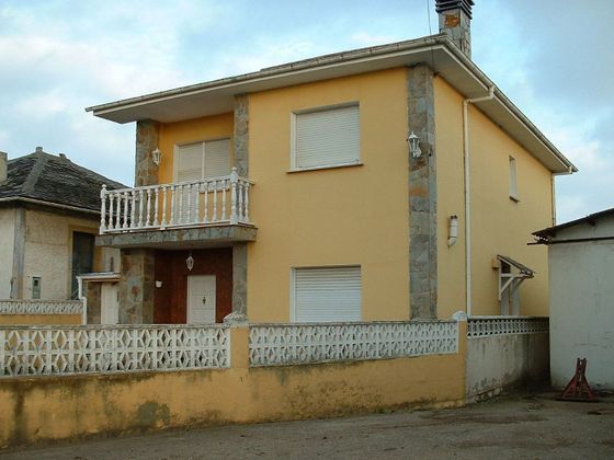 Foto 1 de Venta de casa en Valdés de 4 habitaciones con garaje y jardín
