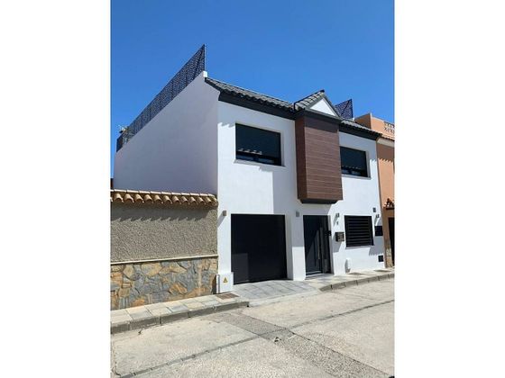 Foto 1 de Venta de casa en La Línea de la Concepción ciudad de 4 habitaciones con terraza y garaje
