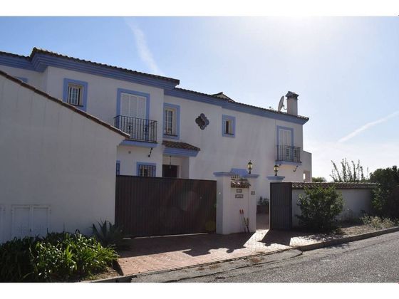 Foto 1 de Casa adossada en venda a San Enrique-Guadiaro-Pueblo Nuevo de 5 habitacions amb terrassa i piscina