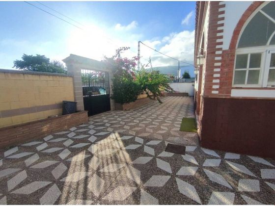Foto 2 de Venta de casa en La Línea de la Concepción ciudad de 3 habitaciones con terraza y piscina