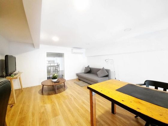 Foto 2 de Venta de piso en El Poble Sec - Parc de Montjuïc de 2 habitaciones con aire acondicionado y calefacción