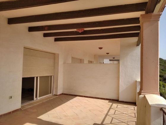 Foto 2 de Piso en venta en La Alcaidesa de 2 habitaciones con piscina y garaje