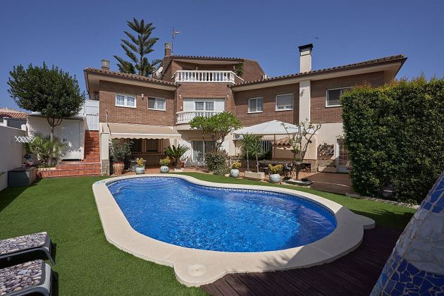 Foto 1 de Chalet en venta en calle Mireia de 6 habitaciones con terraza y piscina