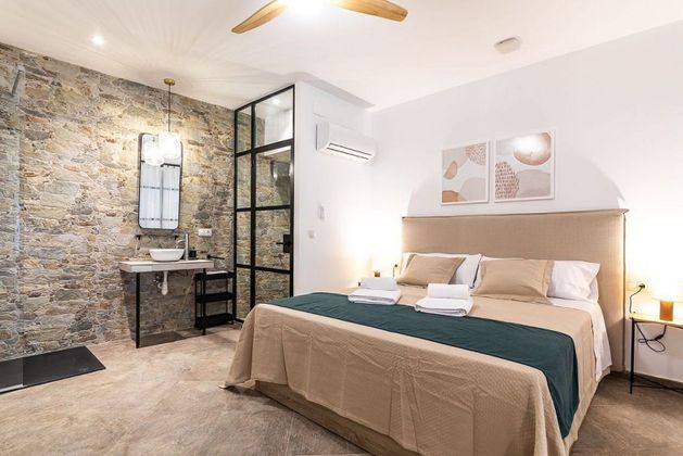 Foto 2 de Alquiler de piso en El Mercat de 1 habitación con muebles y aire acondicionado