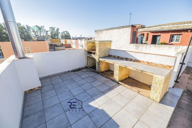 Foto 1 de Venta de casa en Guillena de 3 habitaciones con terraza y jardín