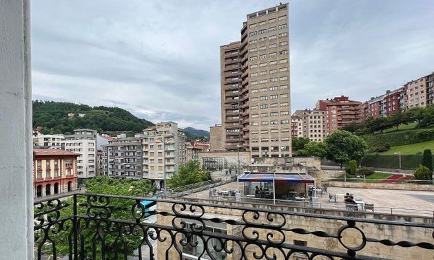 Foto 1 de Venta de piso en Eibar de 3 habitaciones con balcón