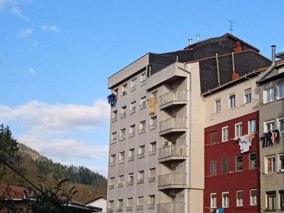 Foto 1 de Venta de piso en Eibar de 3 habitaciones con garaje y balcón