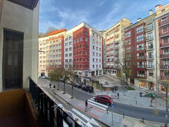 Foto 1 de Venta de piso en calle Julian Etxeberria de 4 habitaciones con balcón y calefacción