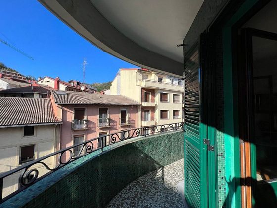 Foto 2 de Venta de piso en Eibar de 4 habitaciones con terraza y calefacción