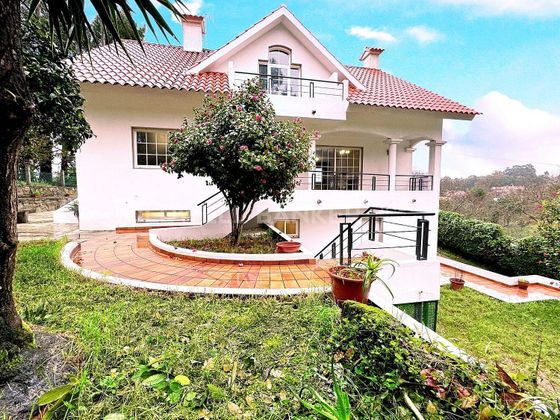 Foto 1 de Chalet en venta en Coruxo - Oia - Saiáns de 6 habitaciones con terraza y jardín