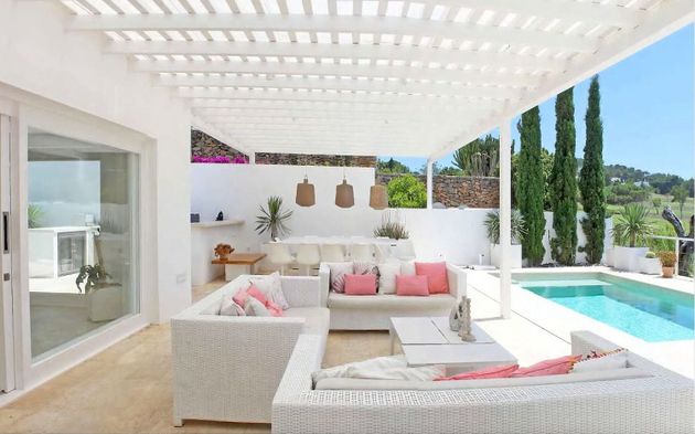 Foto 1 de Casa adossada en venda a calle Granada de 3 habitacions amb terrassa i piscina