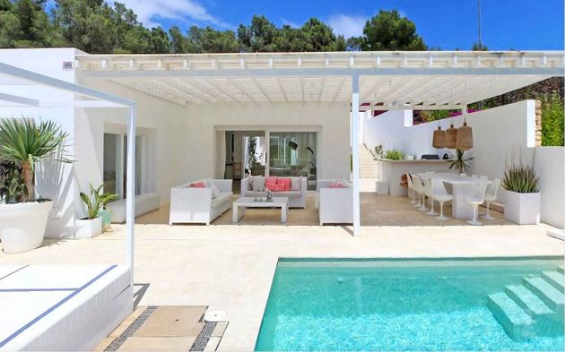 Foto 2 de Casa adossada en venda a calle Granada de 3 habitacions amb terrassa i piscina