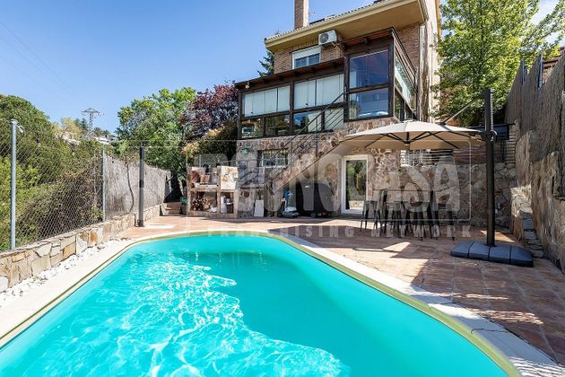 Foto 1 de Chalet en venta en Los Peñascales de 5 habitaciones con terraza y piscina