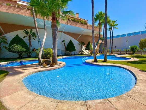 Foto 1 de Casa adossada en venda a calle Océano de 8 habitacions amb terrassa i piscina