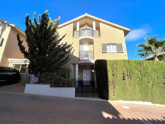 Foto 1 de Chalet en venta en Cabo de las Huertas de 5 habitaciones con terraza y piscina