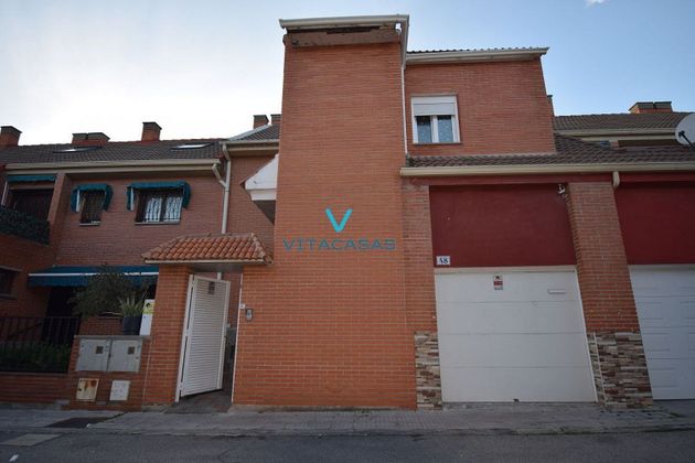 Foto 2 de Casa adossada en venda a calle Baritina de 6 habitacions amb garatge i aire acondicionat