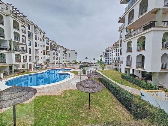Foto 2 de Venta de piso en Puerto de la Duquesa de 3 habitaciones con terraza y piscina