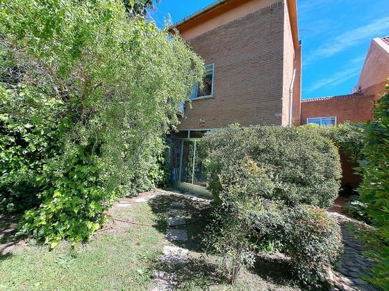 Foto 2 de Casa adossada en venda a calle El Plantío de 5 habitacions amb terrassa i jardí