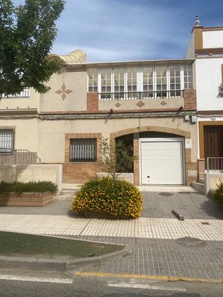 Foto 1 de Venta de casa adosada en Guillena de 5 habitaciones con terraza y garaje
