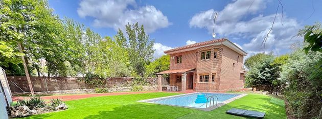 Foto 1 de Xalet en venda a calle Granada de 4 habitacions amb terrassa i piscina