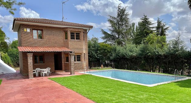 Foto 2 de Xalet en venda a calle Granada de 4 habitacions amb terrassa i piscina