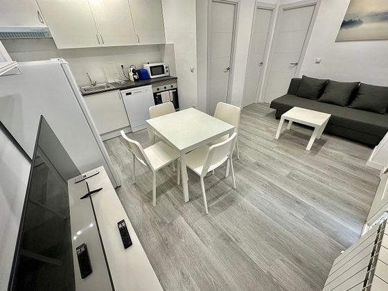 Foto 1 de Alquiler de piso en calle Augusto González Besada de 2 habitaciones con muebles y aire acondicionado