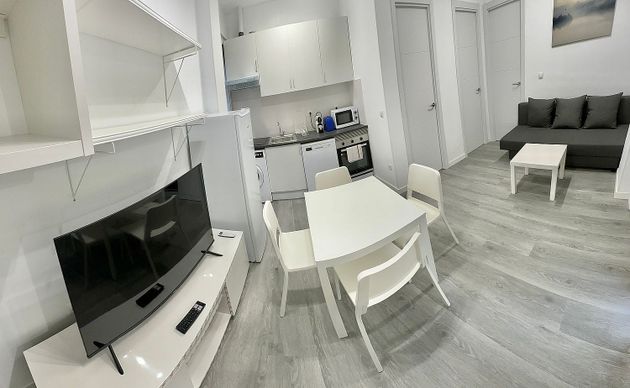 Foto 2 de Alquiler de piso en calle Augusto González Besada de 2 habitaciones con muebles y aire acondicionado