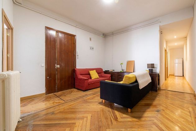 Foto 2 de Alquiler de piso en calle De Martín de Los Heros de 7 habitaciones con muebles y balcón