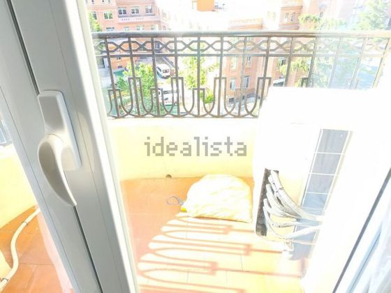 Foto 1 de Alquiler de piso en Vallehermoso de 4 habitaciones con muebles y balcón