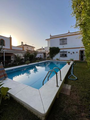 Foto 1 de Chalet en venta en Gines de 5 habitaciones con terraza y piscina