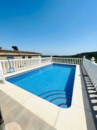 Foto 1 de Chalet en venta en Llombai de 3 habitaciones con terraza y piscina