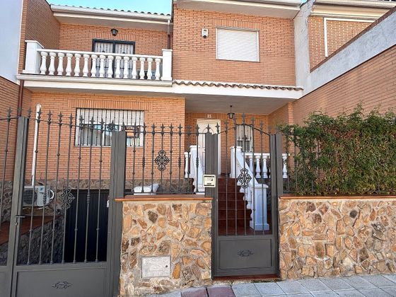 Foto 2 de Casa adossada en venda a Illescas de 3 habitacions amb terrassa i piscina