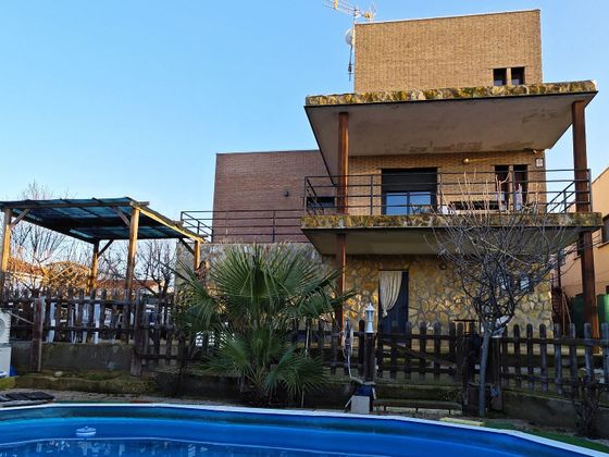 Foto 1 de Xalet en venda a Cedillo del Condado de 4 habitacions amb terrassa i piscina