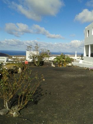 Foto 2 de Venta de chalet en Tinajo de 6 habitaciones con garaje y jardín